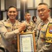 Kapolda Jatim irjen Pol Drs Imam Sugianto.M.SI sa at berikan penghargaan pada Kapolres Jember AKBP Bayu Pratama Gubumagi