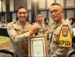 Kapolda Jatim irjen Pol Drs Imam Sugianto.M.SI sa at berikan penghargaan pada Kapolres Jember AKBP Bayu Pratama Gubumagi