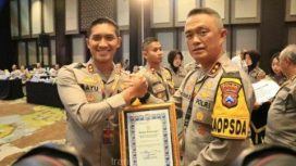 Kapolda Jatim irjen Pol Drs Imam Sugianto.M.SI sa at berikan penghargaan pada Kapolres Jember AKBP Bayu Pratama Gubumagi