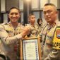 Kapolda Jatim irjen Pol Drs Imam Sugianto.M.SI sa at berikan penghargaan pada Kapolres Jember AKBP Bayu Pratama Gubumagi