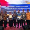 Kepala BPN Kota Depok Indra Gunawan dan jajaran menyerahkan sertifikat elektronik aset pemda saat Peresmian Peluncuran Sertipikat Elektronik dan Penyerahan Sertipikat Eletronik yang berlangsung di Gedung Sate, Bandung, Jawa Barat, Minggu 9 Juni 2024. (Foto BPN Kota Depok).