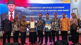 Kepala BPN Kota Depok Indra Gunawan dan jajaran menyerahkan sertifikat elektronik aset pemda saat Peresmian Peluncuran Sertipikat Elektronik dan Penyerahan Sertipikat Eletronik yang berlangsung di Gedung Sate, Bandung, Jawa Barat, Minggu 9 Juni 2024. (Foto BPN Kota Depok).
