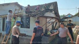 Terlihat Kekompakan Polres Jember bersama masyarakat melakukan kegiatan bedah rumah
