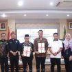 Kepala BPN Kota Depok Indra Gunawan menyerahkan 149 sertifikat elektronik aset milik Pemkot Depok dan 7 sertifikat aset Pemprov Jawa Barat. Penyerahan berlangsung di Aula Kantor Pertanahan Kota Depok, Kamis 20 Juni 2024. (Foto BPN Kota Depok)