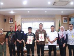 Kepala BPN Kota Depok Indra Gunawan menyerahkan 149 sertifikat elektronik aset milik Pemkot Depok dan 7 sertifikat aset Pemprov Jawa Barat. Penyerahan berlangsung di Aula Kantor Pertanahan Kota Depok, Kamis 20 Juni 2024. (Foto BPN Kota Depok)