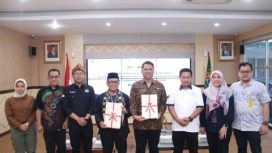 Kepala BPN Kota Depok Indra Gunawan menyerahkan 149 sertifikat elektronik aset milik Pemkot Depok dan 7 sertifikat aset Pemprov Jawa Barat. Penyerahan berlangsung di Aula Kantor Pertanahan Kota Depok, Kamis 20 Juni 2024. (Foto BPN Kota Depok)