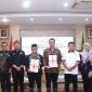Kepala BPN Kota Depok Indra Gunawan menyerahkan 149 sertifikat elektronik aset milik Pemkot Depok dan 7 sertifikat aset Pemprov Jawa Barat. Penyerahan berlangsung di Aula Kantor Pertanahan Kota Depok, Kamis 20 Juni 2024. (Foto BPN Kota Depok)