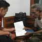 Kondisi Saad Fadhil Sa’di yang dituduh yang didakwa memalsukan tanah girik. Adnan Parangi (kaos merah) selaku kuasa hukum.