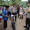 Kapolres jember berikan sepeda kepada pelajar yatim piatu