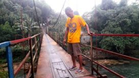 RT Balang saat memberitahu kondisi lempengan yang sudah berlubang