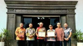 Piagam Penghargaan dari KPK kepada BPN Kota Depok dan Pemkot Depok atas pencapaian prestasi dalam mengamankan aset milik pemerintah daerah.