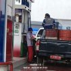 Mobil Pick Up Plat Merah Isi BBM di SPBU Menggunakan Drum