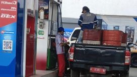 Mobil Pick Up Plat Merah Isi BBM di SPBU Menggunakan Drum