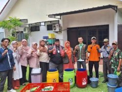 Koordinator Pengangkutan sampah Kecamatan Beji, Wahyu Ramadhani (tengah) bersama perwakilan peserta, usai kegiatan sosialisasi pemilahan sampah di Kantor Kelurahan Beji Timur. (dok.UPS Beji)