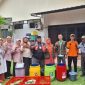 Koordinator Pengangkutan sampah Kecamatan Beji, Wahyu Ramadhani (tengah) bersama perwakilan peserta, usai kegiatan sosialisasi pemilahan sampah di Kantor Kelurahan Beji Timur. (dok.UPS Beji)