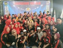 Cagub Banten Dr. Airin Rachmi Diany, S.H., M.H. ditengah anggota Paguyuban Keluarga Purworejo (Pakurejo) Tangerang Raya, Banten. Minggu siang, (1/9/2024). foto: Imam S
