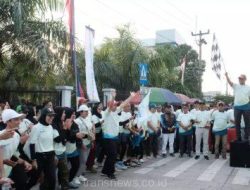 Wakil Wali Kota Depok Imam Budi Hartono melepas peserta fun walk dalam rangka Hari Pelanggan Nasional Tahun 2024 yang diselenggarakan PDAM Tirta Asasta.