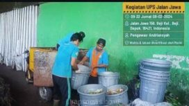 Petugas pengangkutan sampah Kecamatan Beji mengolah sampah organik di UPS Beji. (dok.UPS Beji)