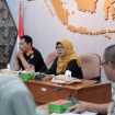 Pj Sekda  Kota Depok Nina Suzana memimpin rapat koordinasi penyelesaian pencemaran lingkungan Situ Bahar. (dok. Diskominfo  Depok).