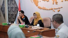 Pj Sekda  Kota Depok Nina Suzana memimpin rapat koordinasi penyelesaian pencemaran lingkungan Situ Bahar. (dok. Diskominfo  Depok).