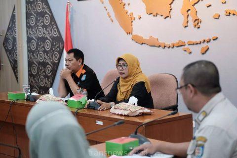 
					Pj Sekda  Kota Depok Nina Suzana memimpin rapat koordinasi penyelesaian pencemaran lingkungan Situ Bahar. (dok. Diskominfo  Depok).