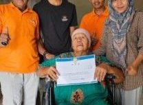 Tiga orang Perwakilan YGP bersama Ibu Manah yang didampingi menantunya. (dok.Faith YGP)