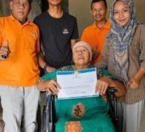 Tiga orang Perwakilan YGP bersama Ibu Manah yang didampingi menantunya. (dok.Faith YGP)
