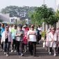 Wali Kota Depok Mohammad Idris (kaos putih - depan tengah) bersama perangkat daerah berjalan kaki sejauh kurang lebih 2 kilometer dalam rangka World Walking Day.