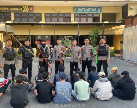 
					Harkamtibmas Polres Pelabuhan Tanjungperak Amankan 14 Anggota Komplotan Gangster di Tambak Wedi