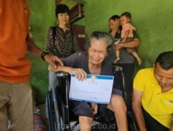 Ibu Rosmiah Penerima Bantuan Kursi Roda
