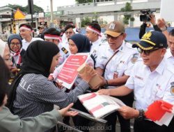 KAI Commuter Berbagi Suvenir Kepada Pengguna Commuter Line yang Hafal Ikrar Sumpah Pemuda