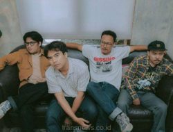 [Kiri-Kanan] Aldo Simon pada Gitar, Mochammad Fandhika pada Vokal, Pratiko Jossi pada Drum, dan Alen pada Bass