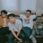 [Kiri-Kanan] Aldo Simon pada Gitar, Mochammad Fandhika pada Vokal, Pratiko Jossi pada Drum, dan Alen pada Bass