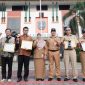 Penerima penghargaan saat apel pagi di Halaman Balai Kota Depok