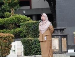 Penjabat Sekretaris Daerah Kota Depok Nina Suzana memimpin apel pagi di Halaman Balai Kota Depok