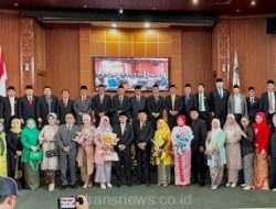 Ade Supriyatna dan 3 pimpinan terpilih foto bersama anggota DPRD Kota Depok