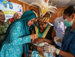 Kunjungi Posyandu Moga Mamberamo Tengah, Herwin Wanggai Berikan Imunisasi dan Makanan Sehat