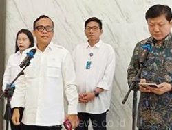 Wakil Menteri Ketenagakerjaan (Wamenaker) Immanuel Ebenezer Gerungan, (baju putih)