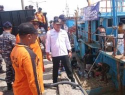 Kalaksa BPBD Jawa timur, Gatot Soebroto saat mengirimkan bantuan air bersih ke Gili Ketapang, Probolinggo. Rabu (4/12/2024).