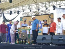 Pj Sekda Kota Depok Nina Suzana membuka kegiatan Beji Fest 2024 di Lapangan Kukusan Kecamatan Beji. (dok.MGG Fajar).