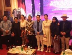 Menteri Kebudayaan Republik Indonesia, Fadli Zon dan Pj Gubernur Jawa Timur, Adhy Karyono berfoto bersama kurator dan juri tamu Kompetisi Festival Film Jawa Timur (Komfilasi Jatim) 2024 yang digelar di Gedung Cak Durasim, Surabaya, pada Minggu (8/12/2024).
