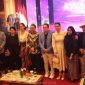 Menteri Kebudayaan Republik Indonesia, Fadli Zon dan Pj Gubernur Jawa Timur, Adhy Karyono berfoto bersama kurator dan juri tamu Kompetisi Festival Film Jawa Timur (Komfilasi Jatim) 2024 yang digelar di Gedung Cak Durasim, Surabaya, pada Minggu (8/12/2024).
