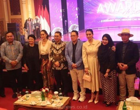 
					Menteri Kebudayaan Republik Indonesia, Fadli Zon dan Pj Gubernur Jawa Timur, Adhy Karyono berfoto bersama kurator dan juri tamu Kompetisi Festival Film Jawa Timur (Komfilasi Jatim) 2024 yang digelar di Gedung Cak Durasim, Surabaya, pada Minggu (8/12/2024).