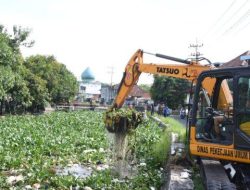 Pemkab Sidoarjo Bersama Kodim 0816 Sidoarjo Bersihkan Sungai Pelayaran