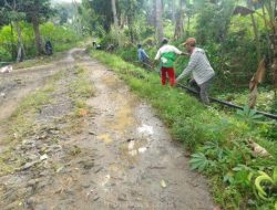 Pemasangan pipa air bersih bantuan dari PT Tirta Asasta Depok untuk korban bencana di Kampung Cisayar Desa Mekarsari, Kecamatan Nyalindung Kabupaten Sukabumi. (dok.Tirta Asasta Depok)