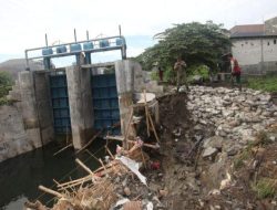 Wali Kota Surabaya, Eri Cahyadi melakukan inspeksi mendadak (sidak) ke lokasi tanggul penahan saluran yang jebol di Simo Hilir, Kelurahan Simo Mulyo Baru, Kecamatan Sukomanunggal, Surabaya pada Rabu (11/12/2024) pagi.