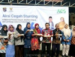 Denny Ferdian bersama PKK memberikan makanan tambahan kepada tujuh balita stunting. (dok pribadi. Lurah Pondok Jaya).