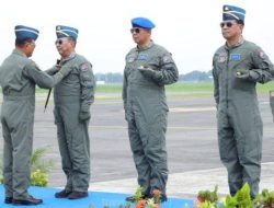 Komandan Puspenerbal Sematkan Brevet Kehormatan Penerbangan kepada Tiga Pati Bintang Dua TNl AL