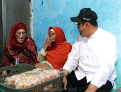Mensos dan Kadinsos Jatim Salurkan Bantuan Pada Penerima Manfaat di Sidoarjo
