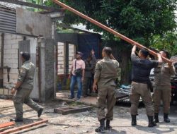 Amankan Aset Pemkot Surabaya, Satpol PP Tertibkan Puluhan Bangli di Jalan Tambak Wedi